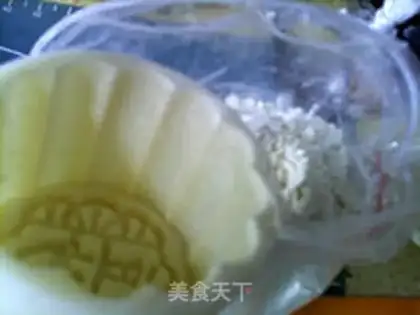 Make A bee green moon cake step 12