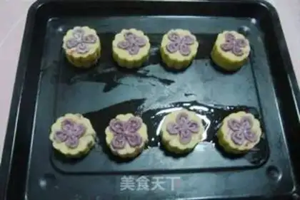 Make The flower rose mooncake step 13