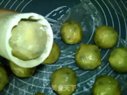 Make A bee green moon cake step 13