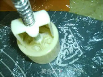 Make A bee green moon cake step 14