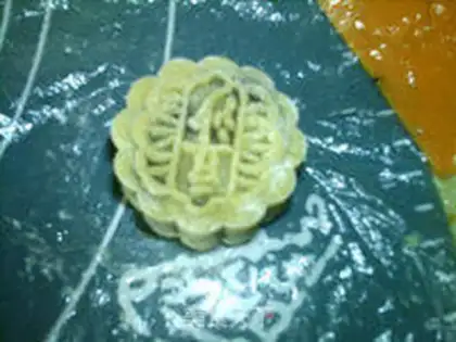 Make A bee green moon cake step 15