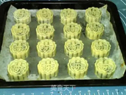 Make A bee green moon cake step 16