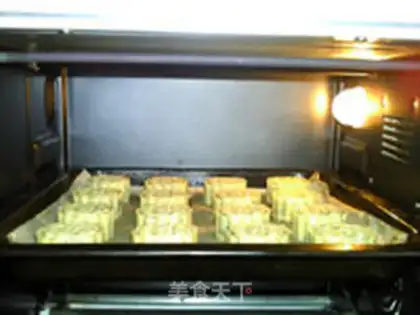 Make A bee green moon cake step 17