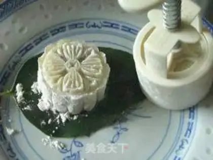 Make Ice-coated roses, red bean mooncake step 9