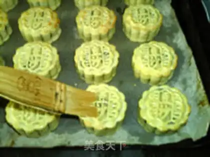 Make A bee green moon cake step 18