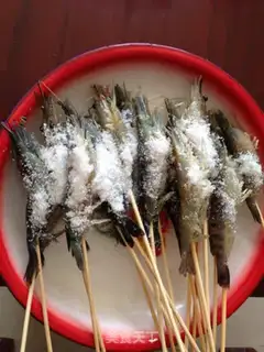 Make Salt roasted shrimp step 1