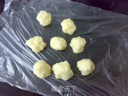 Make Apple grape ice-cream mooncake step 6