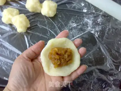 Make Apple grape ice-cream mooncake step 7