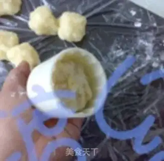 Make Apple grape ice-cream mooncake step 8