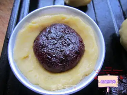 Make French cranberry mooncake step 9