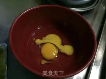 Make Squeeze fried eggs step 1