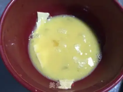 Make Squeeze fried eggs step 2