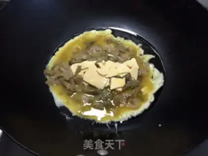 Make Squeeze fried eggs step 5