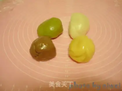 Make Four-coloured mudskin mooncakes step 13