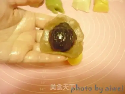 Make Four-coloured mudskin mooncakes step 16