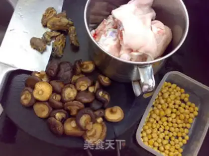 Make Soybeans pig hoof soup step 0