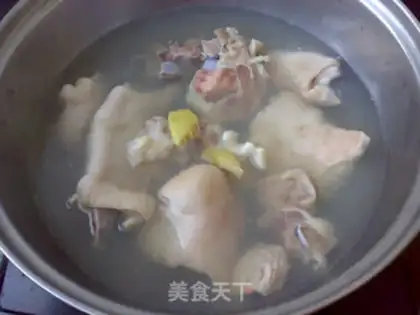Make Soybeans pig hoof soup step 1