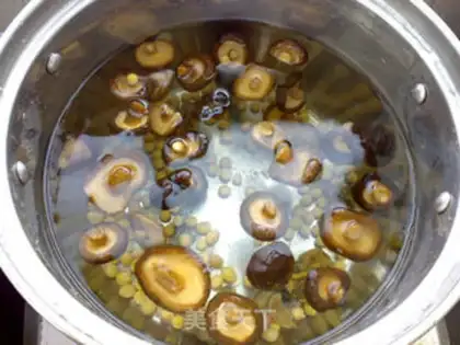 Make Soybeans pig hoof soup step 2