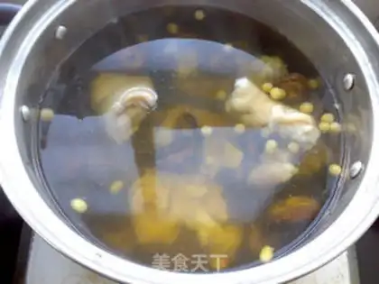 Make Soybeans pig hoof soup step 3
