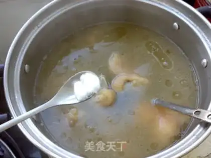 Make Soybeans pig hoof soup step 4