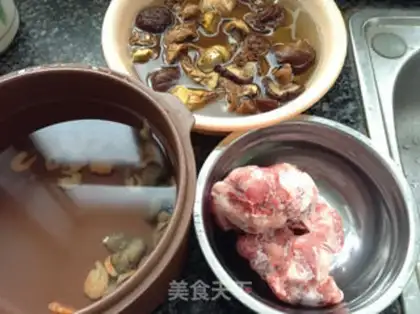 Make Seafood ostrich mushroom soup step 0
