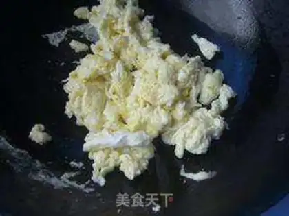 Make Tomato horned eggs step 1