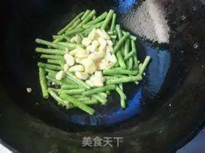 Make Tomato horned eggs step 3