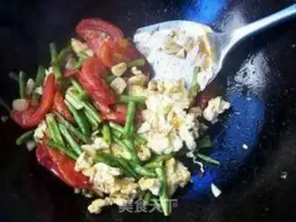 Make Tomato horned eggs step 8