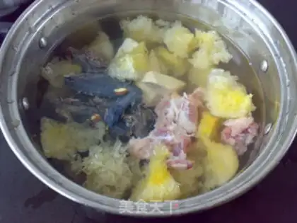 Make Silver-eared chicken soup step 1