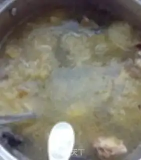 Make Silver-eared chicken soup step 2