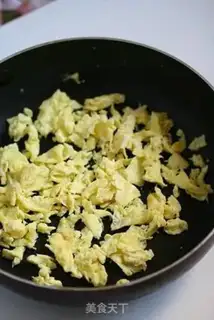 Make The eggs are fried step 1