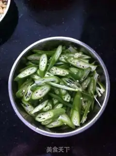 Make Scrambled eggs step 1