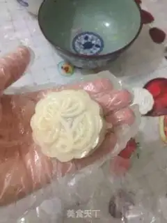 Make Cranberry ice-cream mooncake step 3