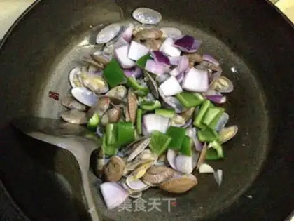 Make Onion peppers, flowers and clams step 4