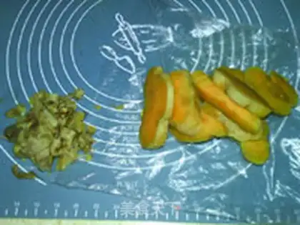 Make The bean-sand-sand-sand-sand-sand-meat moon cake step 3