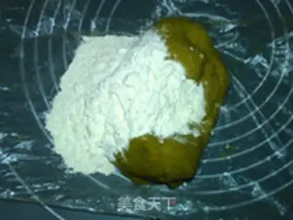 Make The bean-sand-sand-sand-sand-sand-meat moon cake step 5