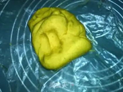 Make The bean-sand-sand-sand-sand-sand-meat moon cake step 6