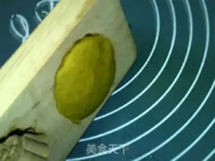 Make The bean-sand-sand-sand-sand-sand-meat moon cake step 12