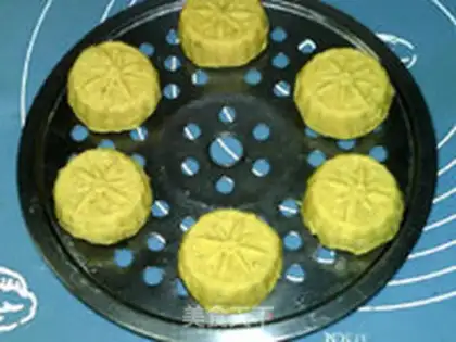 Make The bean-sand-sand-sand-sand-sand-meat moon cake step 15