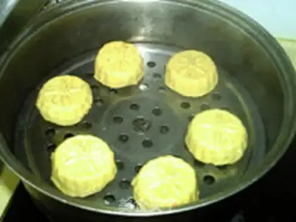 Make The bean-sand-sand-sand-sand-sand-meat moon cake step 16