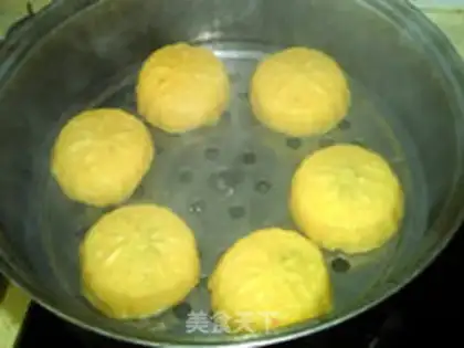 Make The bean-sand-sand-sand-sand-sand-meat moon cake step 17