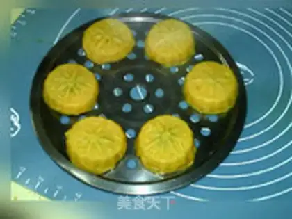 Make The bean-sand-sand-sand-sand-sand-meat moon cake step 18