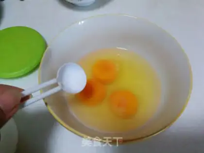 Make Scrambled eggs step 1