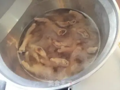 Make A chicken claw with pot salt step 0