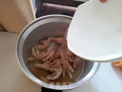 Make A chicken claw with pot salt step 1