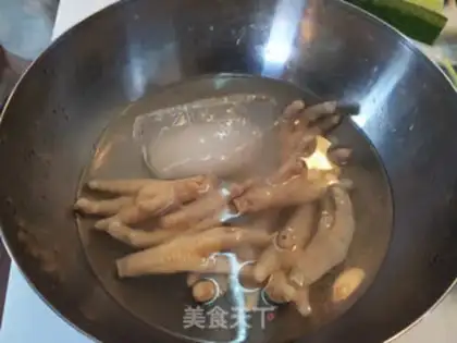 Make A chicken claw with pot salt step 2