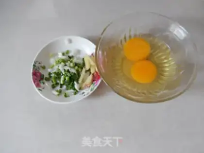 Make cucumber egg sauce and rice powder step 2