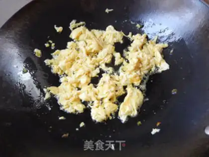Make cucumber egg sauce and rice powder step 4