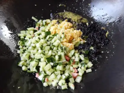 Make cucumber egg sauce and rice powder step 6