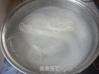 Make cucumber egg sauce and rice powder step 8